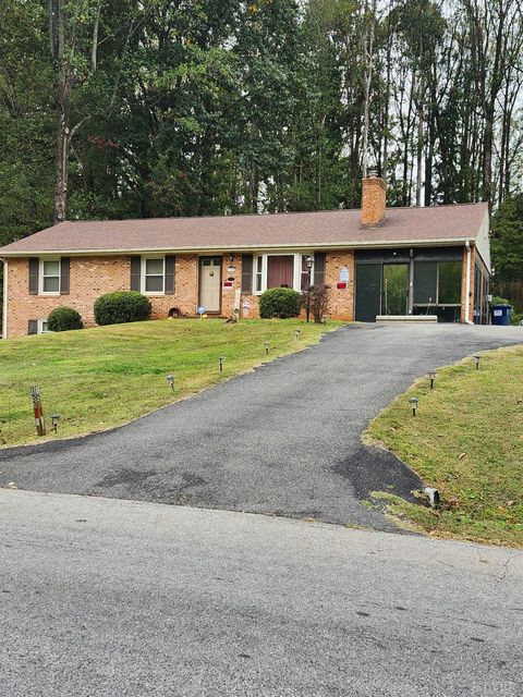 Photo of 155 Wellington Drive, Lynchburg, VA 24502 (MLS # 362491) Photo of 155 Wellington Drive, Lynchburg, VA 24502 (MLS # 362491)