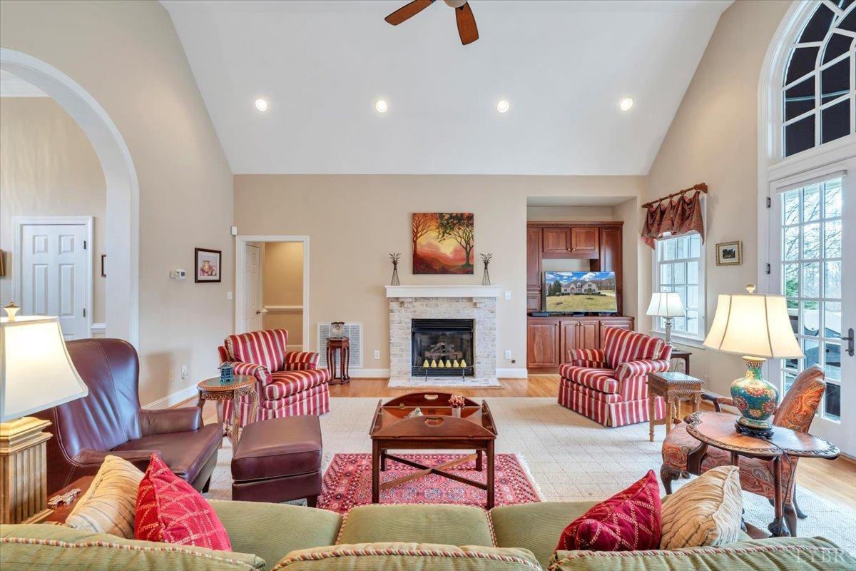 Lynchburg, Virginia 24503, United States, 4 Bedrooms Bedrooms, ,5 BathroomsBathrooms,Residential,Active,86838