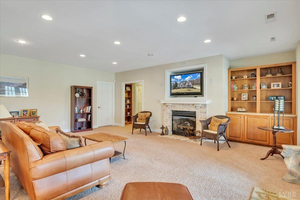 Lynchburg, Virginia 24503, United States, 4 Bedrooms Bedrooms, ,5 BathroomsBathrooms,Residential,Active,86838