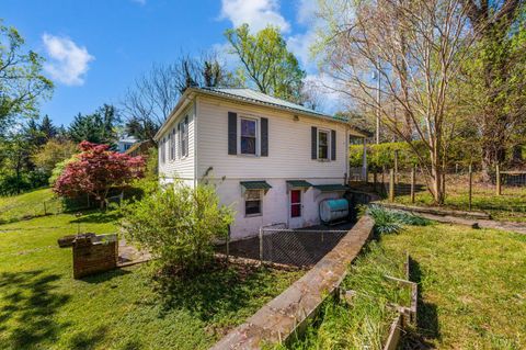 Tiny photo for 113 Garland Avenue, Amherst, VA 24521 (MLS # 365659)