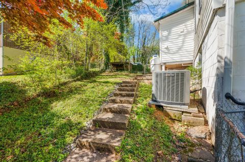 Tiny photo for 113 Garland Avenue, Amherst, VA 24521 (MLS # 365659)