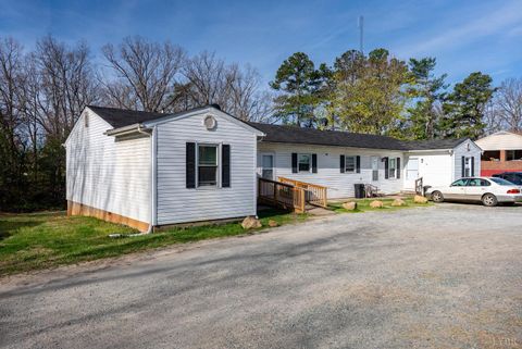 Tiny photo for 801 Henry Street, Gretna, VA 24557 (MLS # 365326)