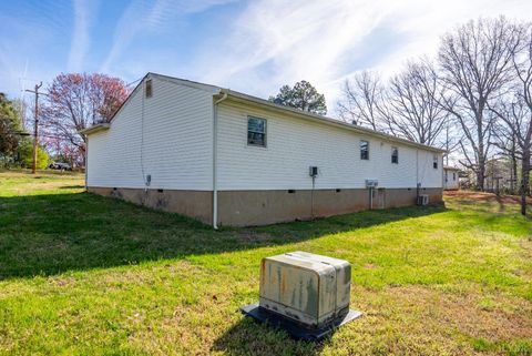 Tiny photo for 801 Henry Street, Gretna, VA 24557 (MLS # 365326)