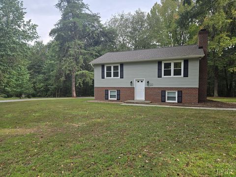 Photo of 1409 High Street, Farmville, VA 23901 (MLS # 362223) Photo of 1409 High Street, Farmville, VA 23901 (MLS # 362223)