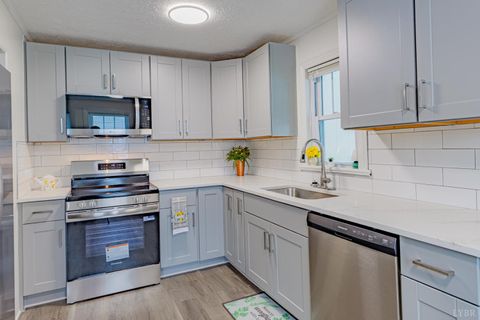 Tiny photo for 1419 Broad Street St, Altavista, VA 24517 (MLS # 364311)