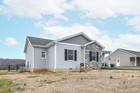 Tiny photo for 208 Stratford Place, Madison Heights, VA 24572 (MLS # 365675)