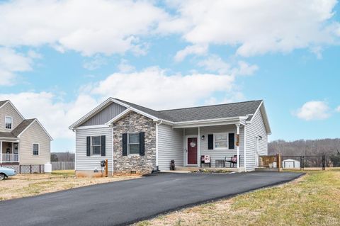 Tiny photo for 208 Stratford Place, Madison Heights, VA 24572 (MLS # 365675)