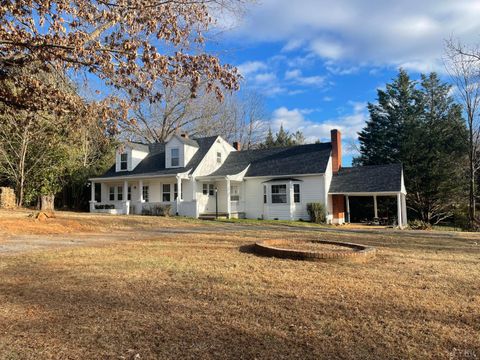 Tiny photo for 1008 Hampton Avenue, Bedford, VA 24523 (MLS # 364061)