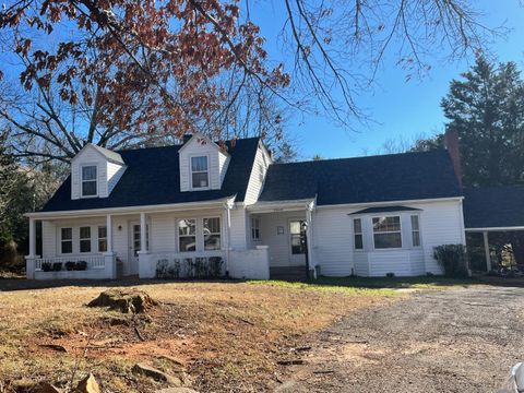 Photo of 1008 Hampton Avenue, Bedford, VA 24523 (MLS # 364061)