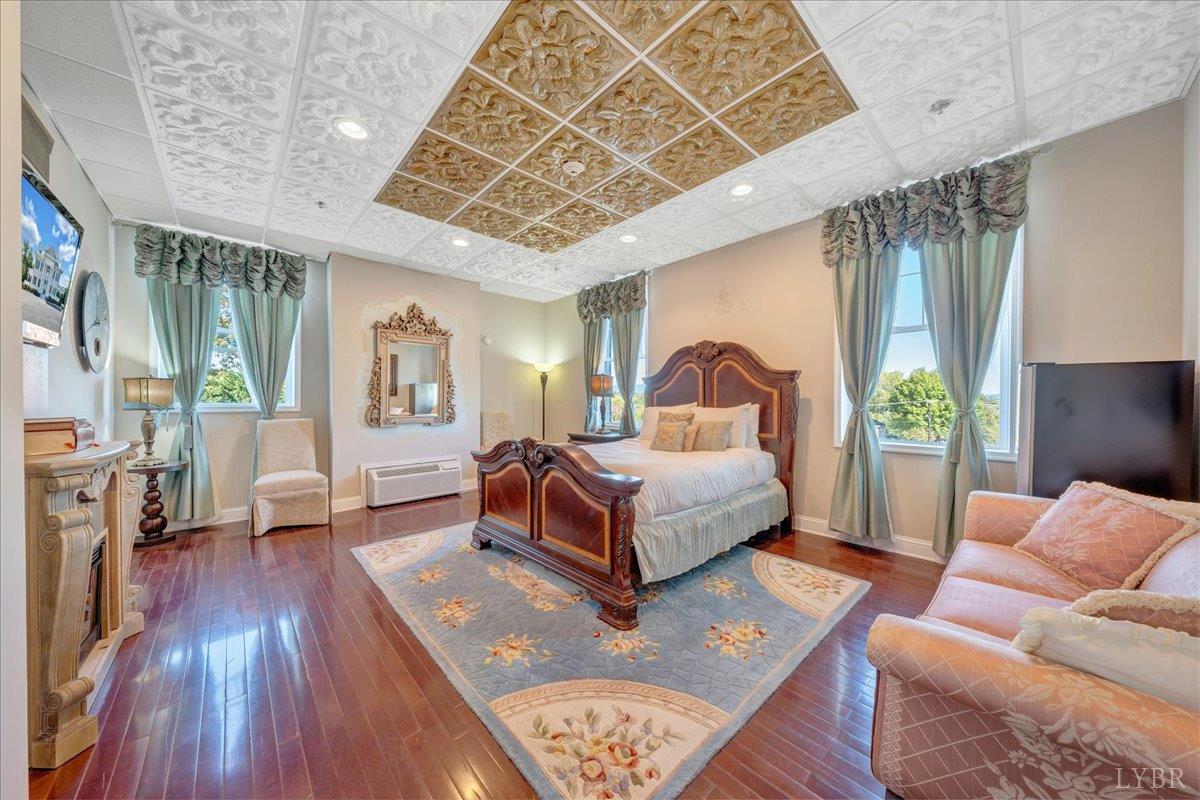 Bedford, Virginia 24523, United States, 5 Bedrooms Bedrooms, ,9 BathroomsBathrooms,Residential,Active,239568