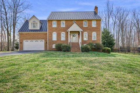 Photo of 215 London Downs Dr, Forest, VA 24551 (MLS # 364741)