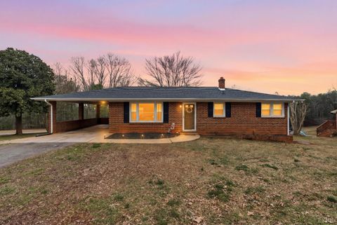 Photo of 1134 Lynch Mill Road, Altavista, VA 24517 (MLS # 364925)
