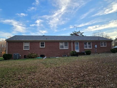 Tiny photo for 1700 Ward Street, Farmville, VA 23901 (MLS # 363272)