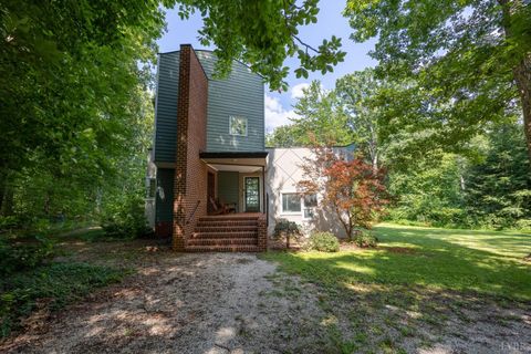 Photo of 2246 Country Club Rd, Appomattox, VA 24522 (MLS # 362557)