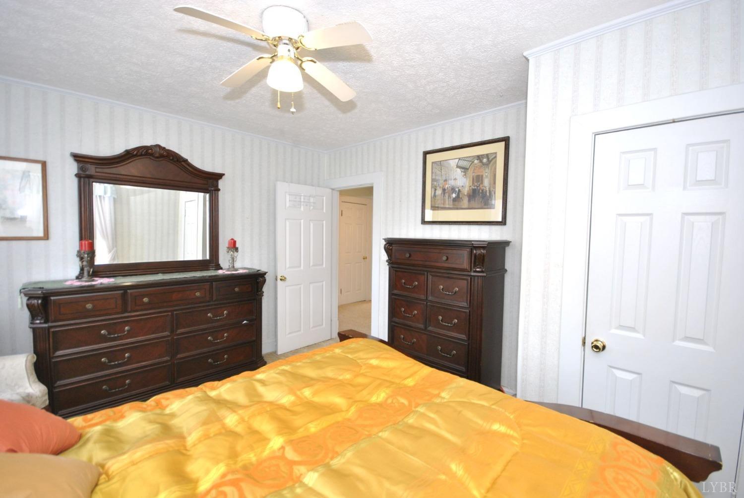 400 N Main Street, Amherst, Virginia image 33