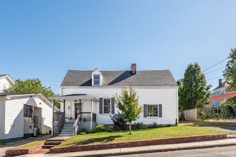 Photo of 1206 10th Street, Lynchburg, VA 24504 (MLS # 362603)