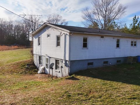 Tiny photo for 300 Buck Track Road, Gretna, VA 24557 (MLS # 364066)