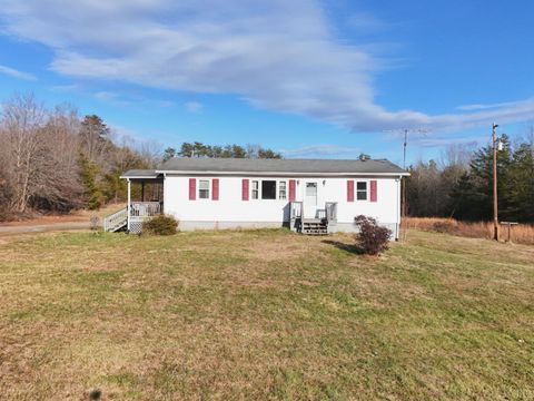 Tiny photo for 300 Buck Track Road, Gretna, VA 24557 (MLS # 364066)