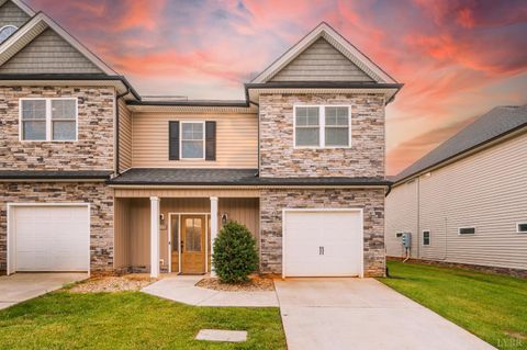Photo of 1618 Helmsdale Drive, Forest, VA 24551 (MLS # 366467)