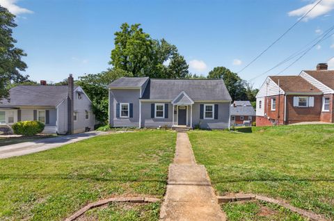 Tiny photo for 1305 Harding Street Street, Lynchburg, VA 24502 (MLS # 366790)
