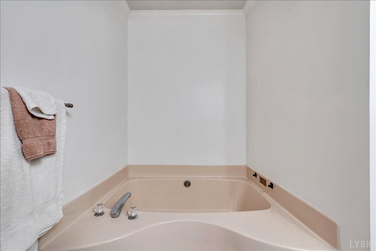 Lynchburg, Virginia 24502, United States, 3 Bedrooms Bedrooms, ,4 BathroomsBathrooms,Residential,Active,210405