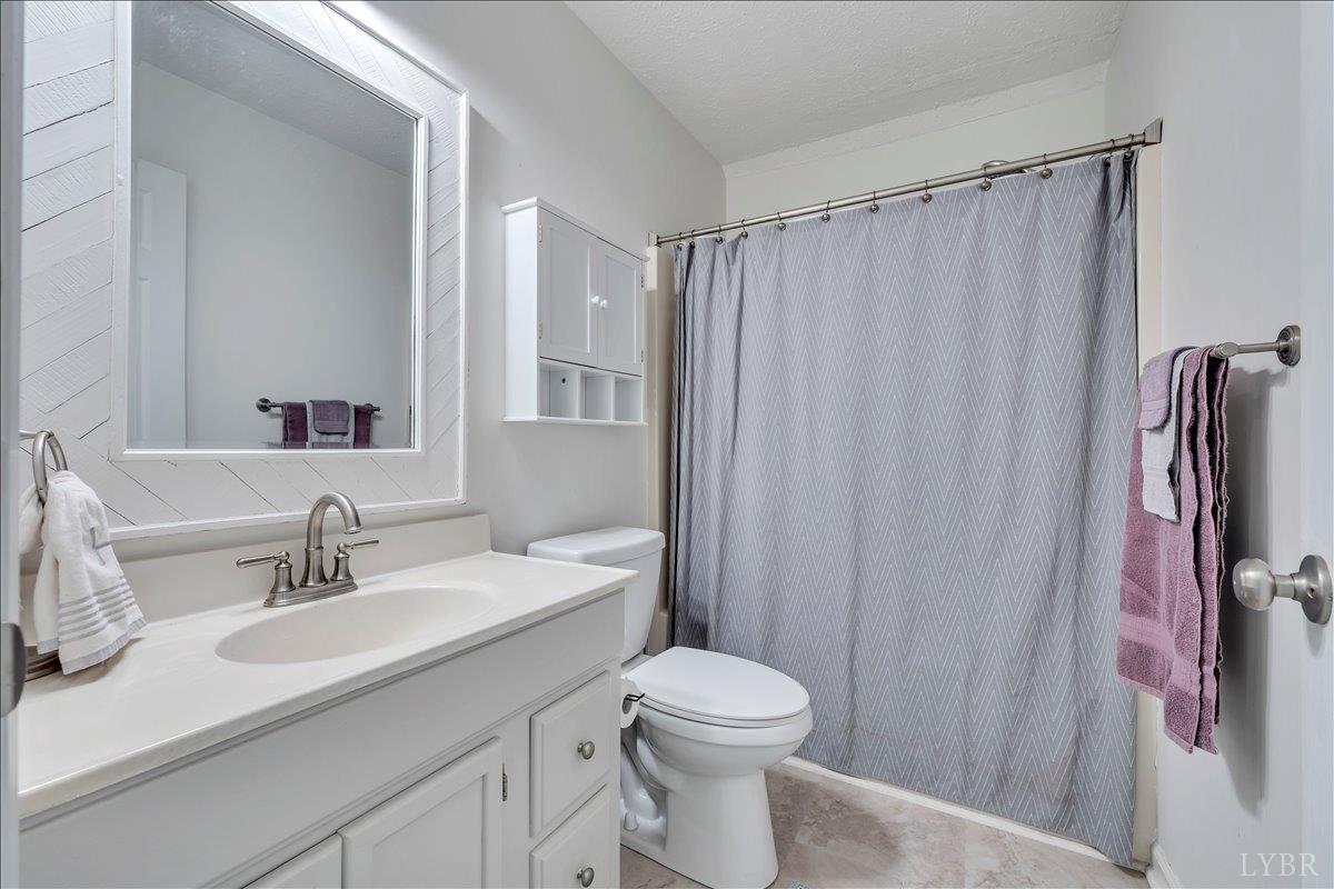 Lynchburg, Virginia 24502, United States, 3 Bedrooms Bedrooms, ,4 BathroomsBathrooms,Residential,Active,210405