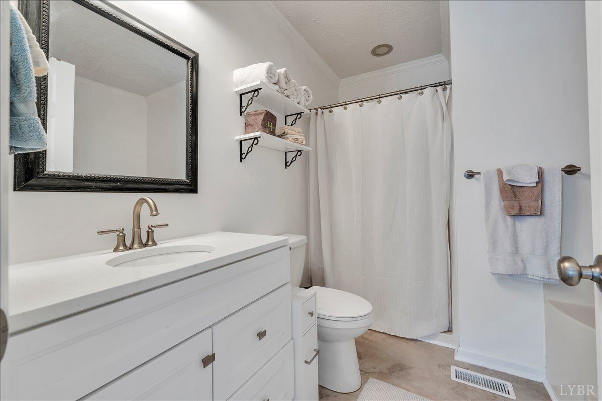 Lynchburg, Virginia 24502, United States, 3 Bedrooms Bedrooms, ,4 BathroomsBathrooms,Residential,Active,210405