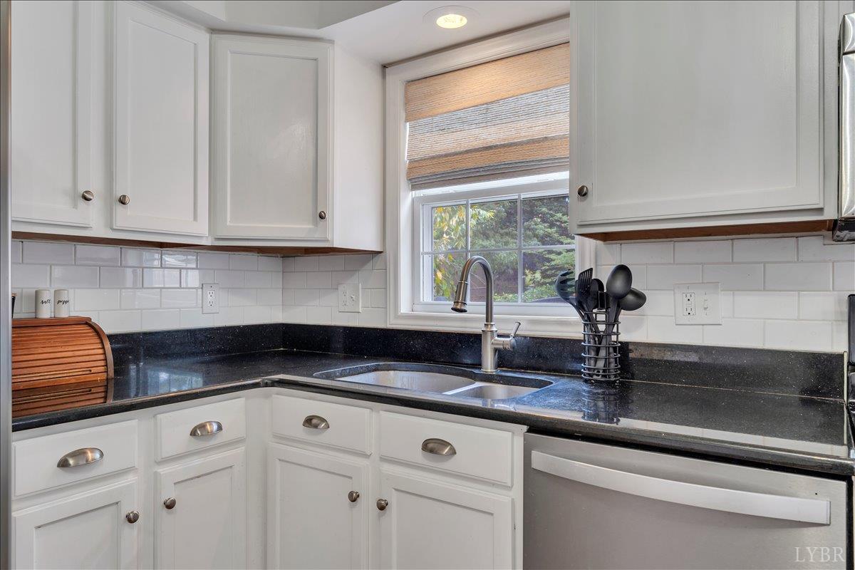 Lynchburg, Virginia 24502, United States, 3 Bedrooms Bedrooms, ,4 BathroomsBathrooms,Residential,Active,210405