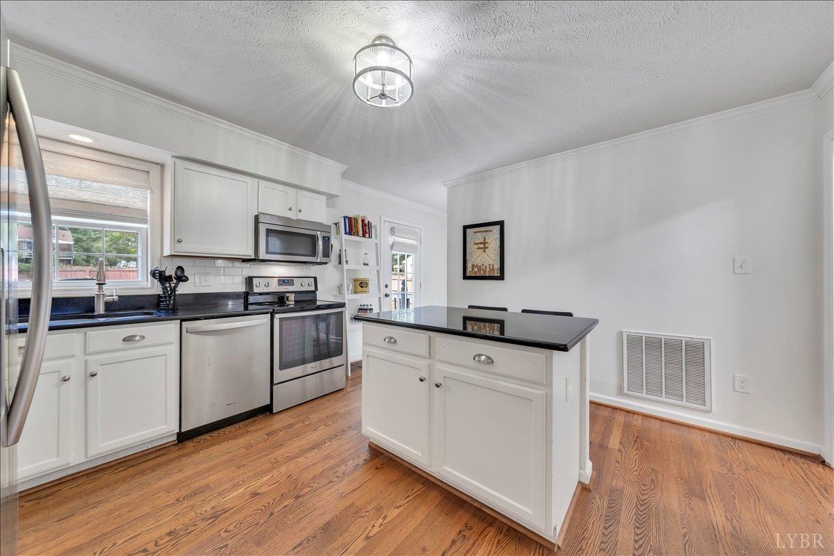 Lynchburg, Virginia 24502, United States, 3 Bedrooms Bedrooms, ,4 BathroomsBathrooms,Residential,Active,210405