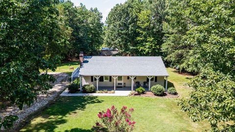 Photo of 3105 Horseshoe Road, Appomattox, VA 24522 (MLS # 361583)