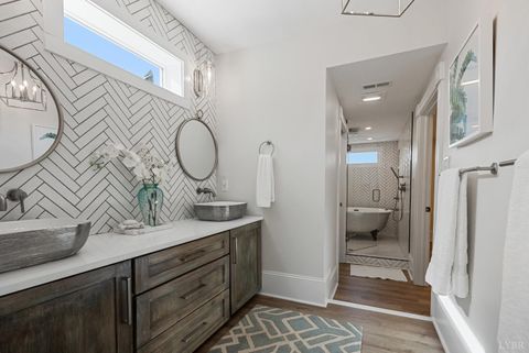 Tiny photo for 1221 Oakwood Street, Bedford, VA 24523 (MLS # 365094)