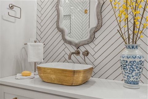 Tiny photo for 1221 Oakwood Street, Bedford, VA 24523 (MLS # 365094)