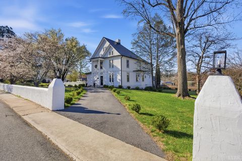 Tiny photo for 1221 Oakwood Street, Bedford, VA 24523 (MLS # 365094)