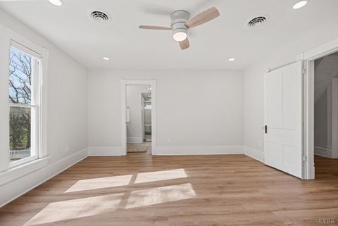 Tiny photo for 1221 Oakwood Street, Bedford, VA 24523 (MLS # 365094)