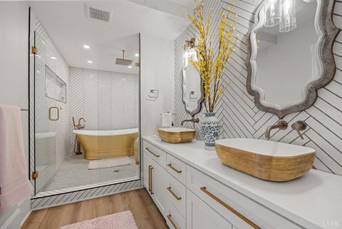 Tiny photo for 1221 Oakwood Street, Bedford, VA 24523 (MLS # 365094)