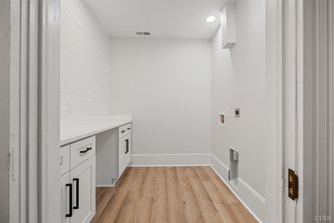 Tiny photo for 1221 Oakwood Street, Bedford, VA 24523 (MLS # 365094)