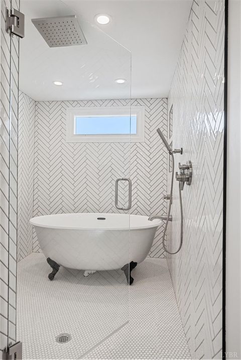 Tiny photo for 1221 Oakwood Street, Bedford, VA 24523 (MLS # 365094)