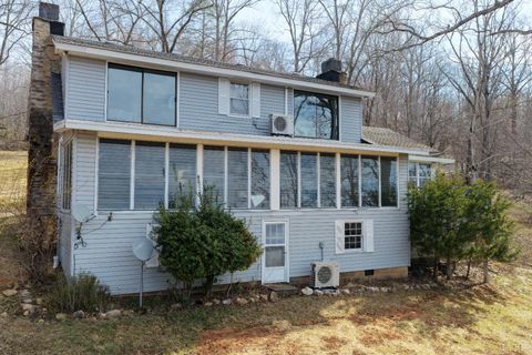 Tiny photo for 426 Burgess Road, Madison Heights, VA 24572 (MLS # 365063)