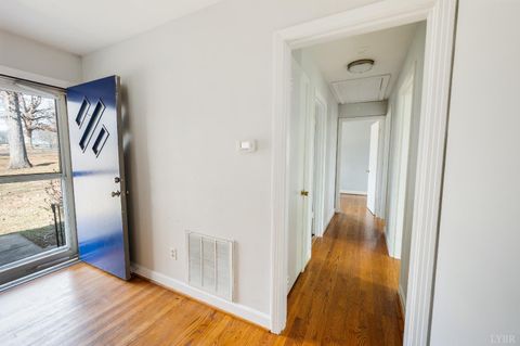 Tiny photo for 102 Dale Avenue, Lynchburg, VA 24502 (MLS # 363424)