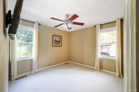 Tiny photo for 404 Heather Lane, Huddleston, VA 24104 (MLS # 364020)