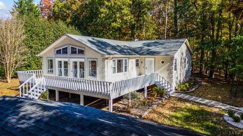 Tiny photo for 404 Heather Lane, Huddleston, VA 24104 (MLS # 364020)