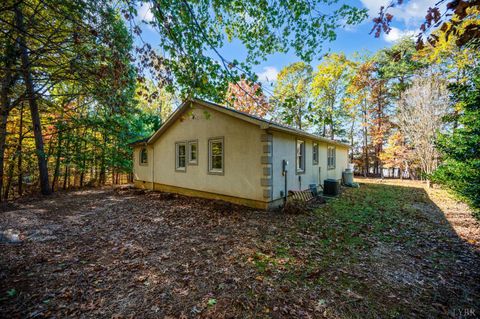 Tiny photo for 404 Heather Lane, Huddleston, VA 24104 (MLS # 364020)