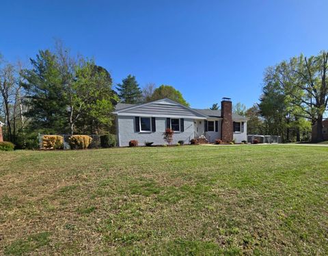 Photo of 1305 Lee Drive Dr, Farmville, VA 23901 (MLS # 361969) Photo of 1305 Lee Drive Dr, Farmville, VA 23901 (MLS # 361969)