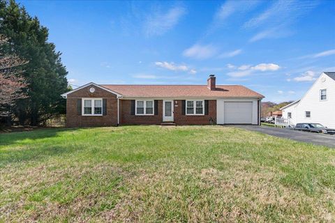 Photo of 134 Hunt Club Dr Dr, Madison Heights, VA 24572 (MLS # 365310)