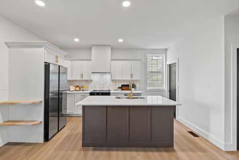 Tiny photo for 224 Cleveland Avenue, Lynchburg, VA 24503 (MLS # 363122)