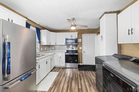 Tiny photo for 135 Brown Street, Appomattox, VA 24522 (MLS # 361119)