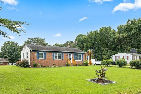 Tiny photo for 135 Brown Street, Appomattox, VA 24522 (MLS # 361119)