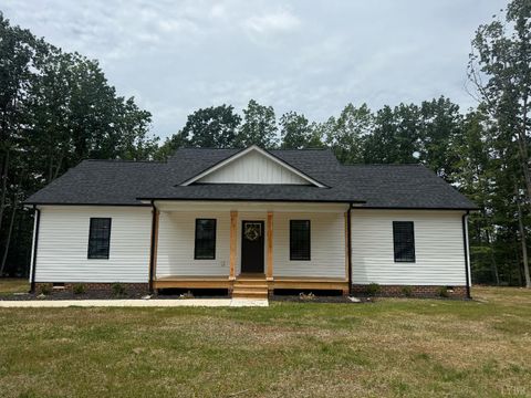 Photo of 9807 Old Courthouse Rd, Appomattox, VA 24522 (MLS # 360669) Photo of 9807 Old Courthouse Rd, Appomattox, VA 24522 (MLS # 360669)