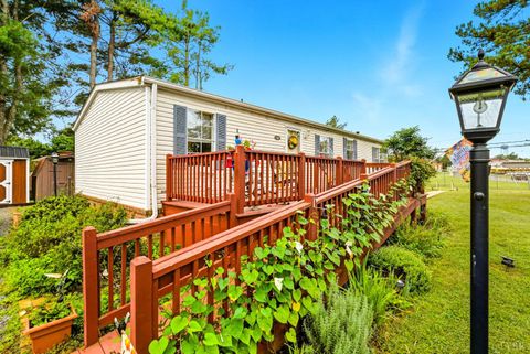 Tiny photo for 1289 Confederate Boulevard, Appomattox, VA 24522 (MLS # 362237)