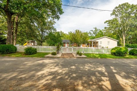 Photo of 176 Spruce Lane, Lynchburg, VA 24501 (MLS # 360534)